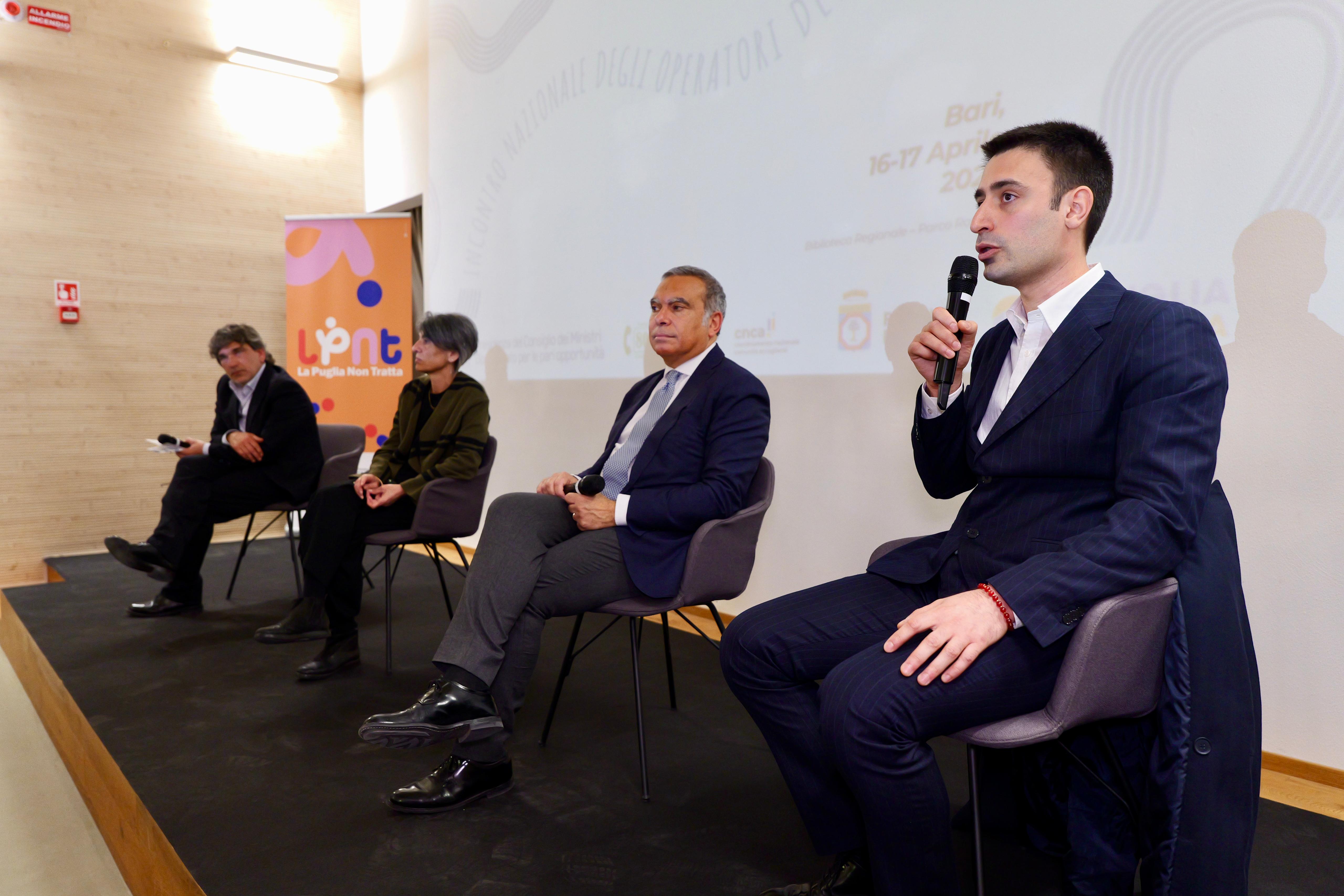 Galleria A Bari l’Incontro nazionale degli Operatori dell’accoglienza: 120 delegati a confronto per migliorare la strategia di contrasto alla tratta degli esseri umani - Diapositiva 1 di 3