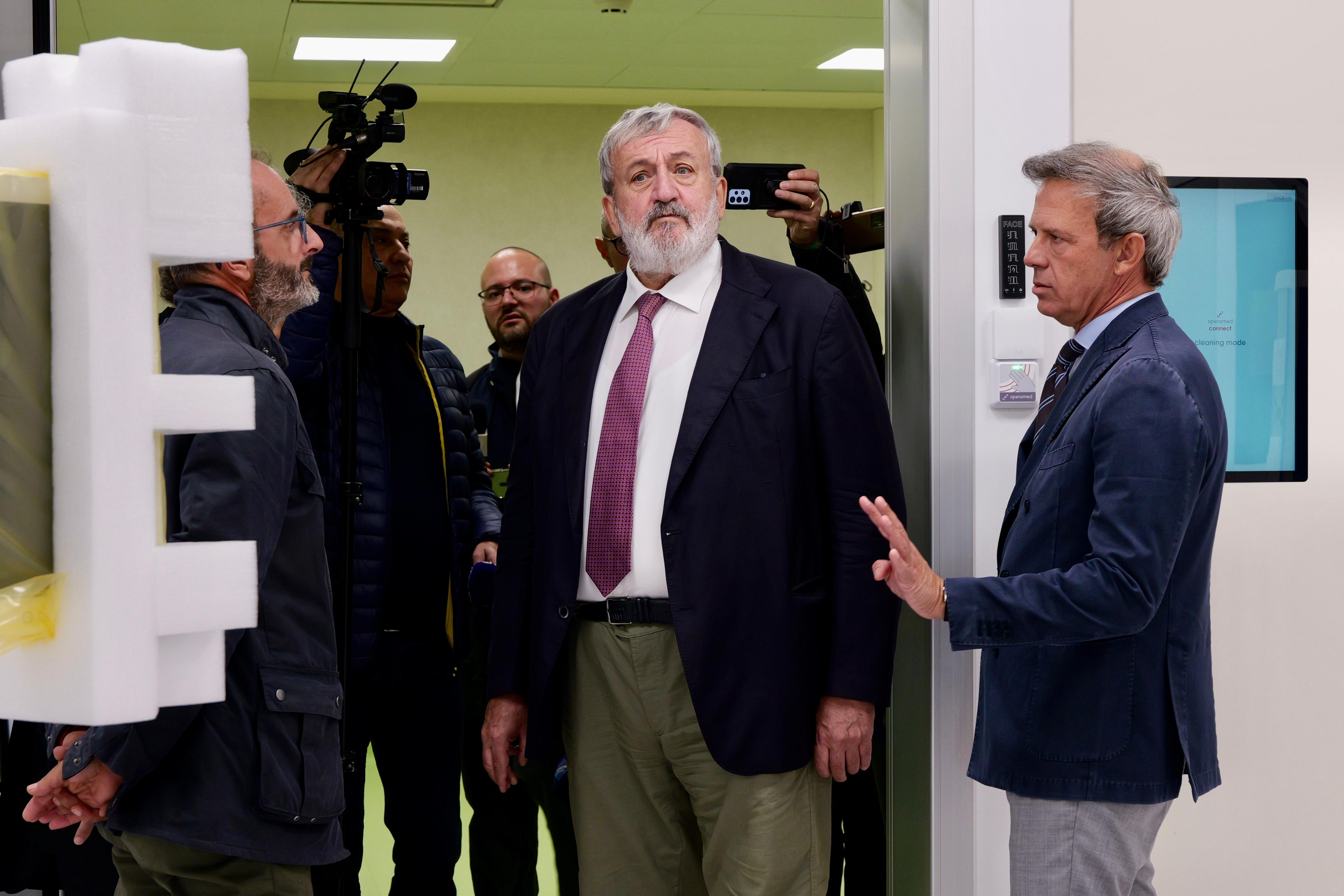 Galleria POLICLINICO DI FOGGIA, EMILIANO E PIEMONTESE INAUGURANO IL NUOVO BLOCCO OPERATORIO: 6 NUOVE SALE DI ULTIMA GENERAZIONE PER CARDIOCHIRURGIA, NEUROCHIRURGIA E RADIOLOGIA INTERVENTISTICA. - Diapositiva 4 di 22