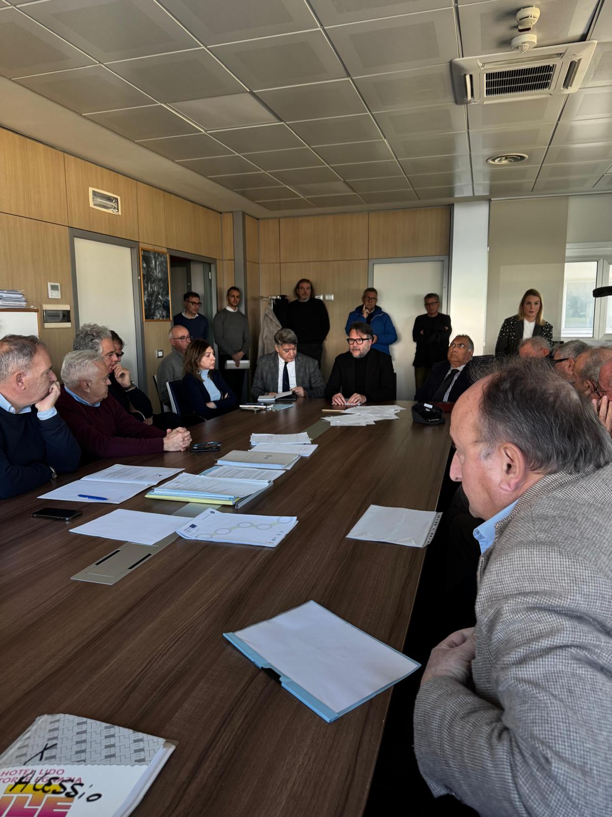 Galleria Piano delle Coste, Lacatena incontra i balneari: “Lavoriamo su disciplina uniforme per dare certezze agli operatori, assicurare libera fruizione del mare e tutelare la costa” - Diapositiva 1 di 3