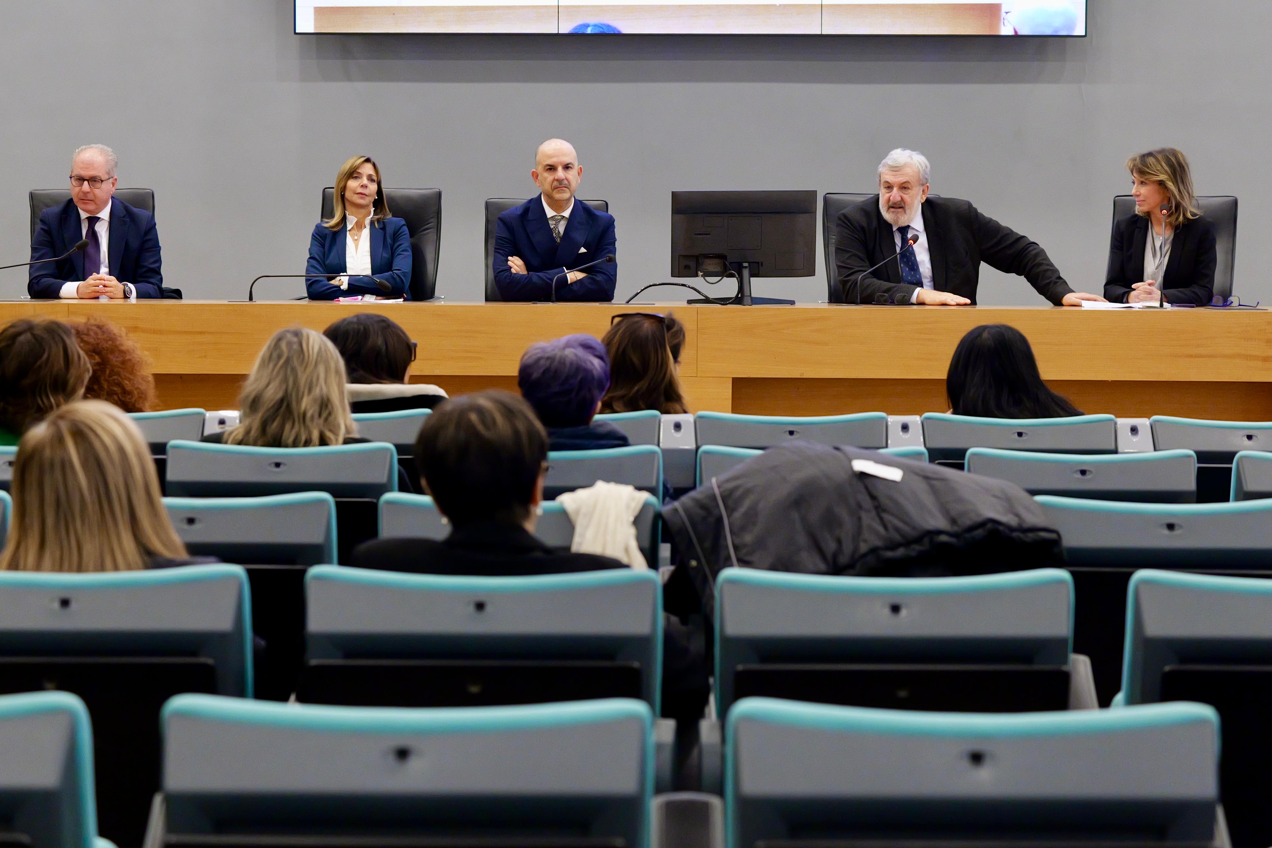 Galleria Il presidente Emiliano alla cerimonia di pensionamento di circa 100 lavoratori Asl Brindisi - Diapositiva 5 di 15