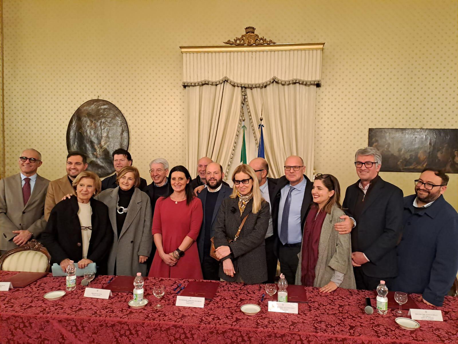 Galleria Contrasto all’abbandono dei rifiuti, l’assessora Triggiani sottoscrive a Lecce un protocollo d’intesa alla presenza della vice ministra all’Ambiente Vannia Gava - Diapositiva 3 di 3