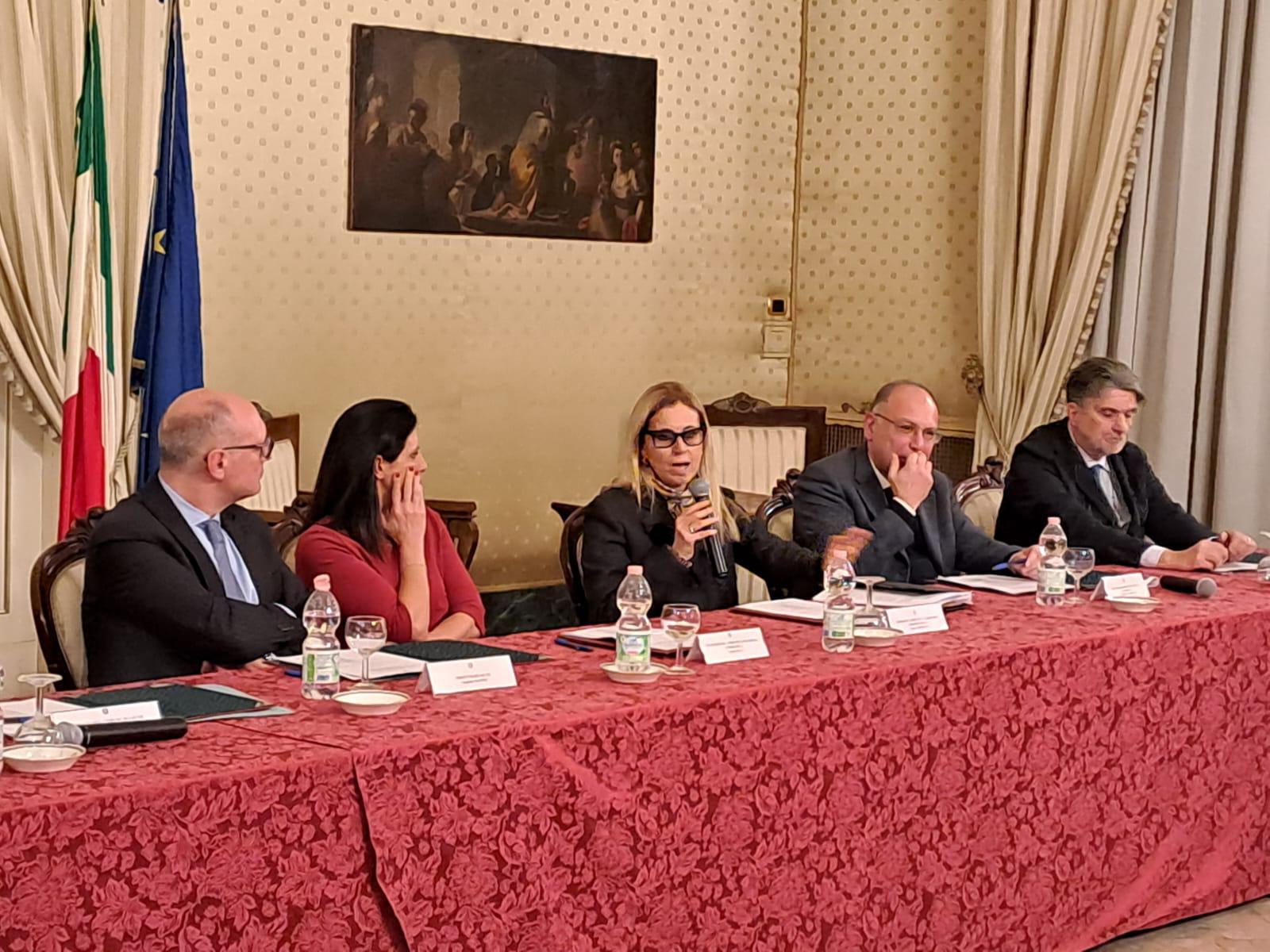 Galleria Contrasto all’abbandono dei rifiuti, l’assessora Triggiani sottoscrive a Lecce un protocollo d’intesa alla presenza della vice ministra all’Ambiente Vannia Gava - Diapositiva 2 di 3