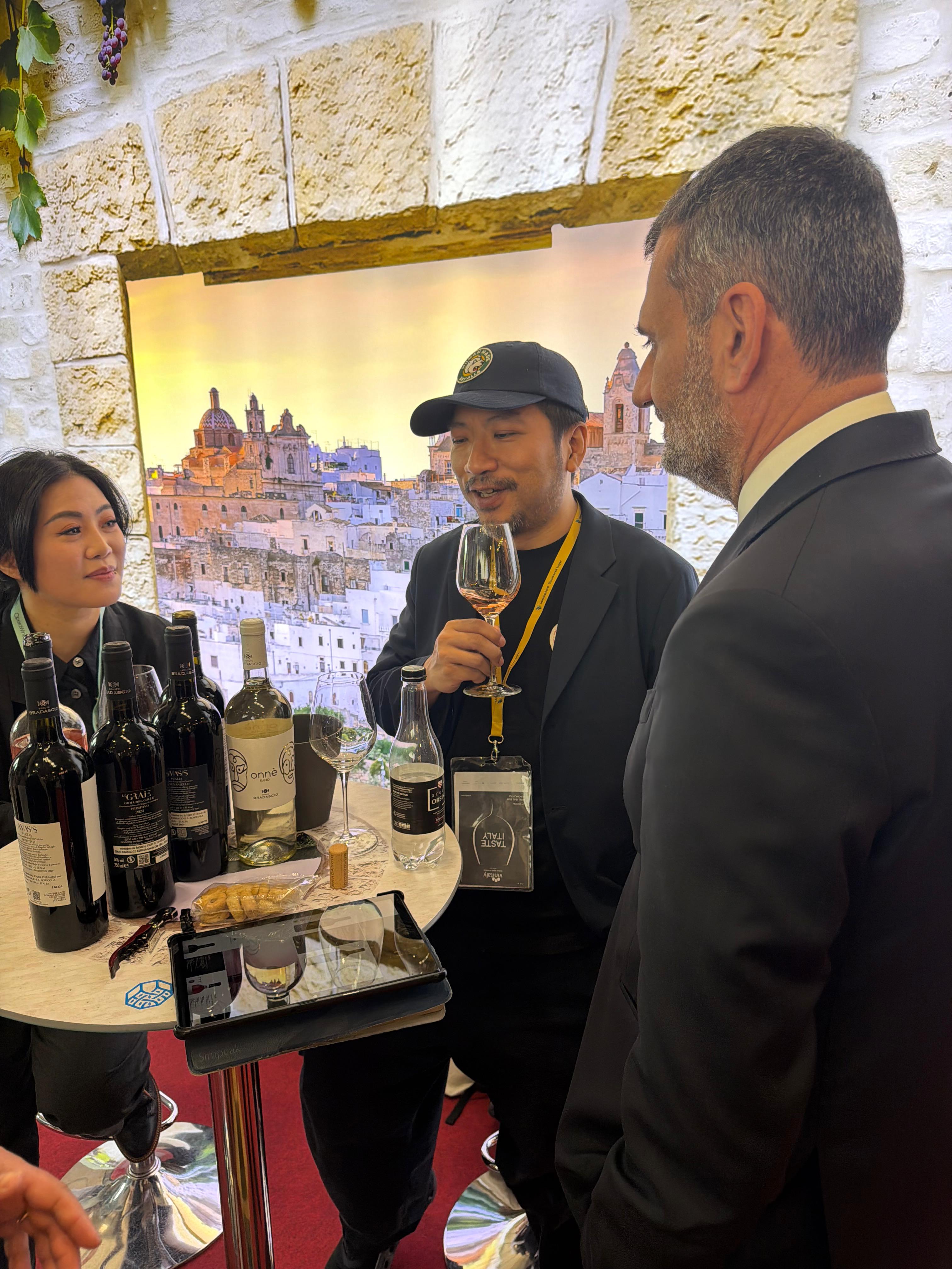 Galleria Vinitaly 2026, seconda giornata: la Puglia accelera sull’export e rafforza le connessioni tra imprese e mercati internazionali - Diapositiva 9 di 9