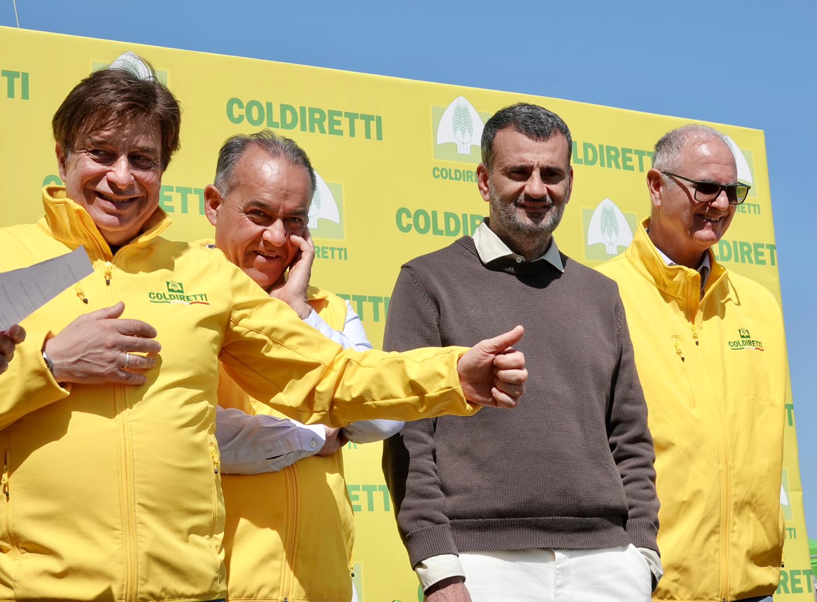 Galleria Decaro e Paolicelli incontrano gli agricoltori alla manifestazione regionale di Coldiretti - Diapositiva 7 di 12