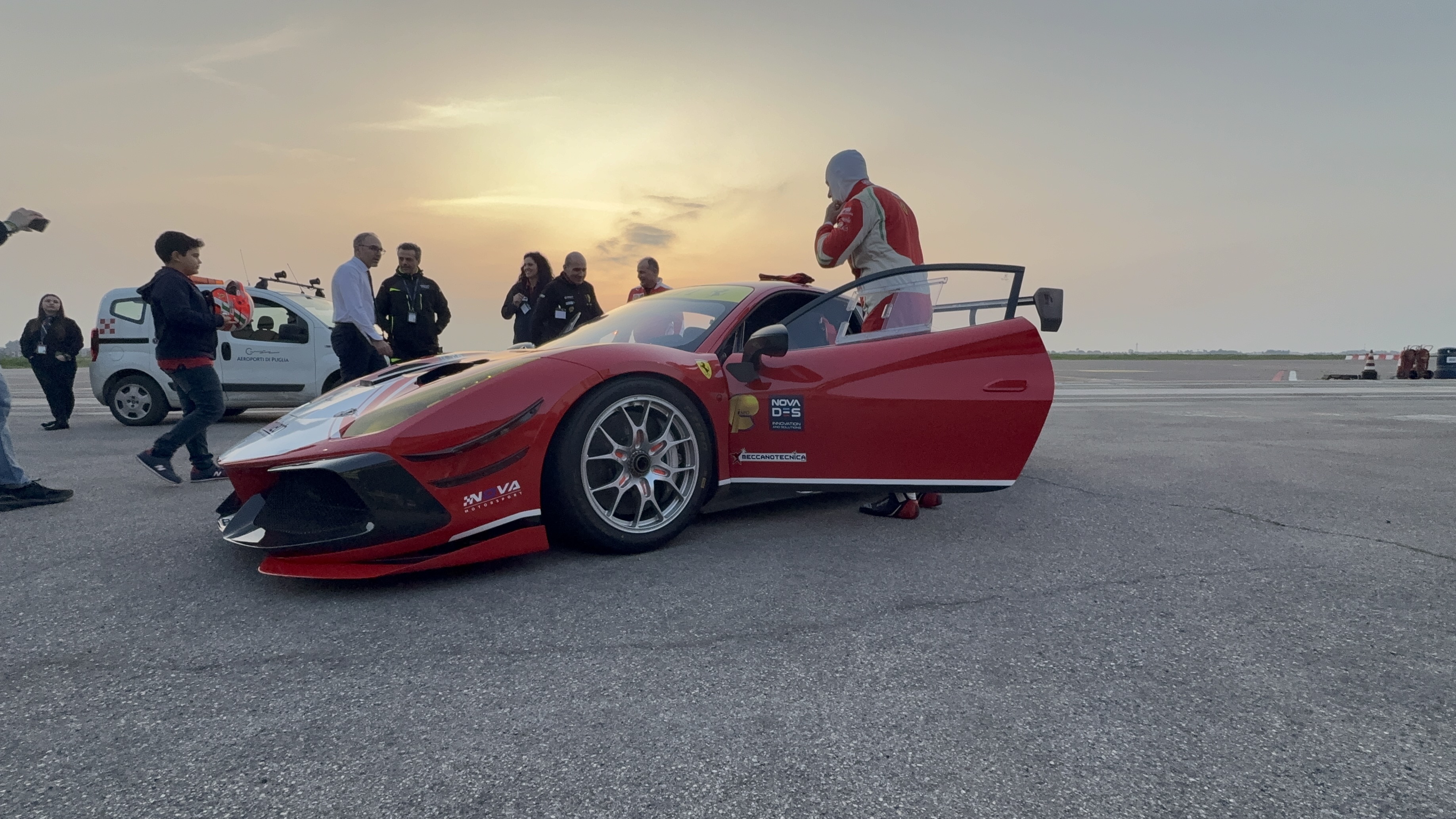 Galleria Test Ferrari ad alta velocità sulla pista dell'aeroporto di Foggia - Diapositiva 2 di 8