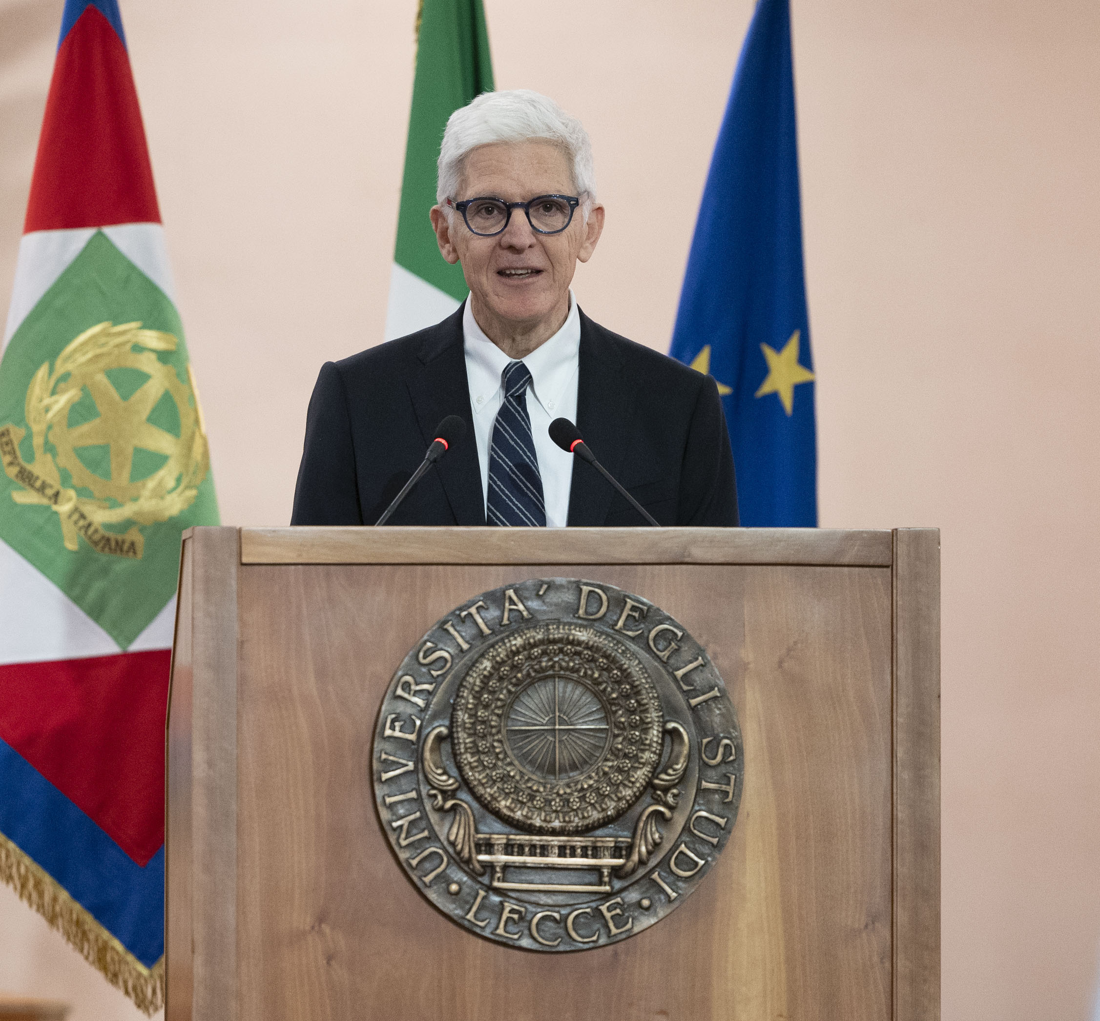 Galleria CELEBRAZIONE DEL 70° ANNO ACCADEMICO DELL’UNIVERSITÀ DEL SALENTO ALLA PRESENZA DEL PRESIDENTE MATTARELLA. DICHIARAZIONI DI EMILIANO, PIEMONTESE, LEO E DELLI NOCI - Diapositiva 11 di 19