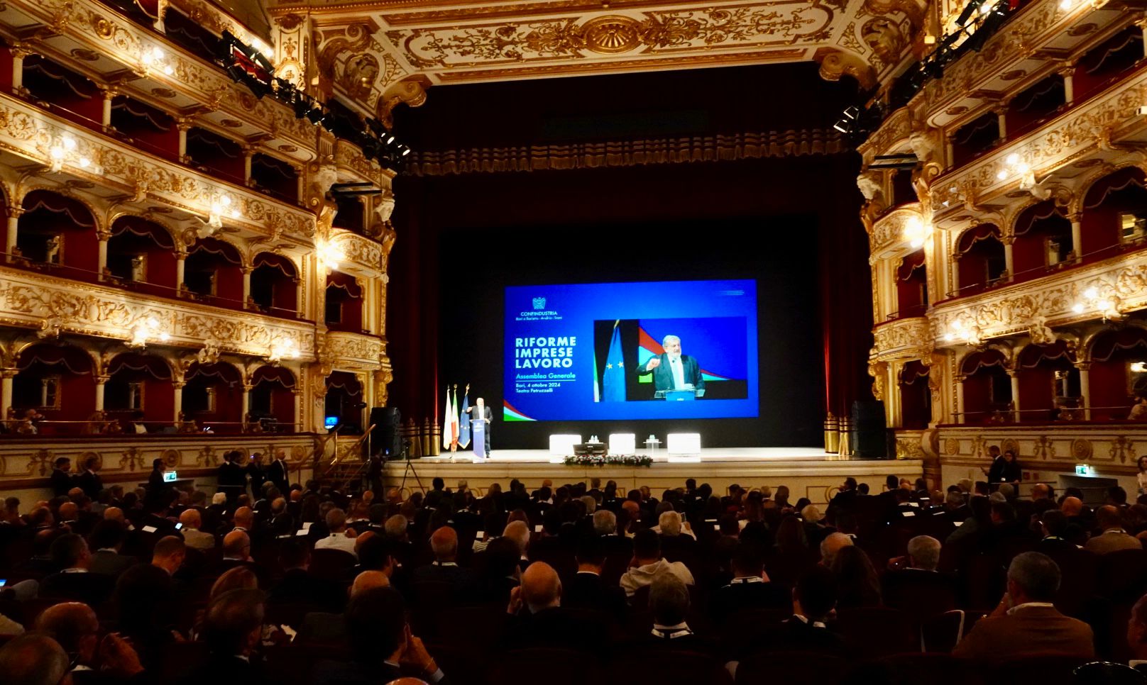 Galleria IL PRESIDENTE EMILIANO ALL’ASSEMBLEA GENERALE DI CONFINDUSTRIA BARI E BAT - Diapositiva 4 di 12