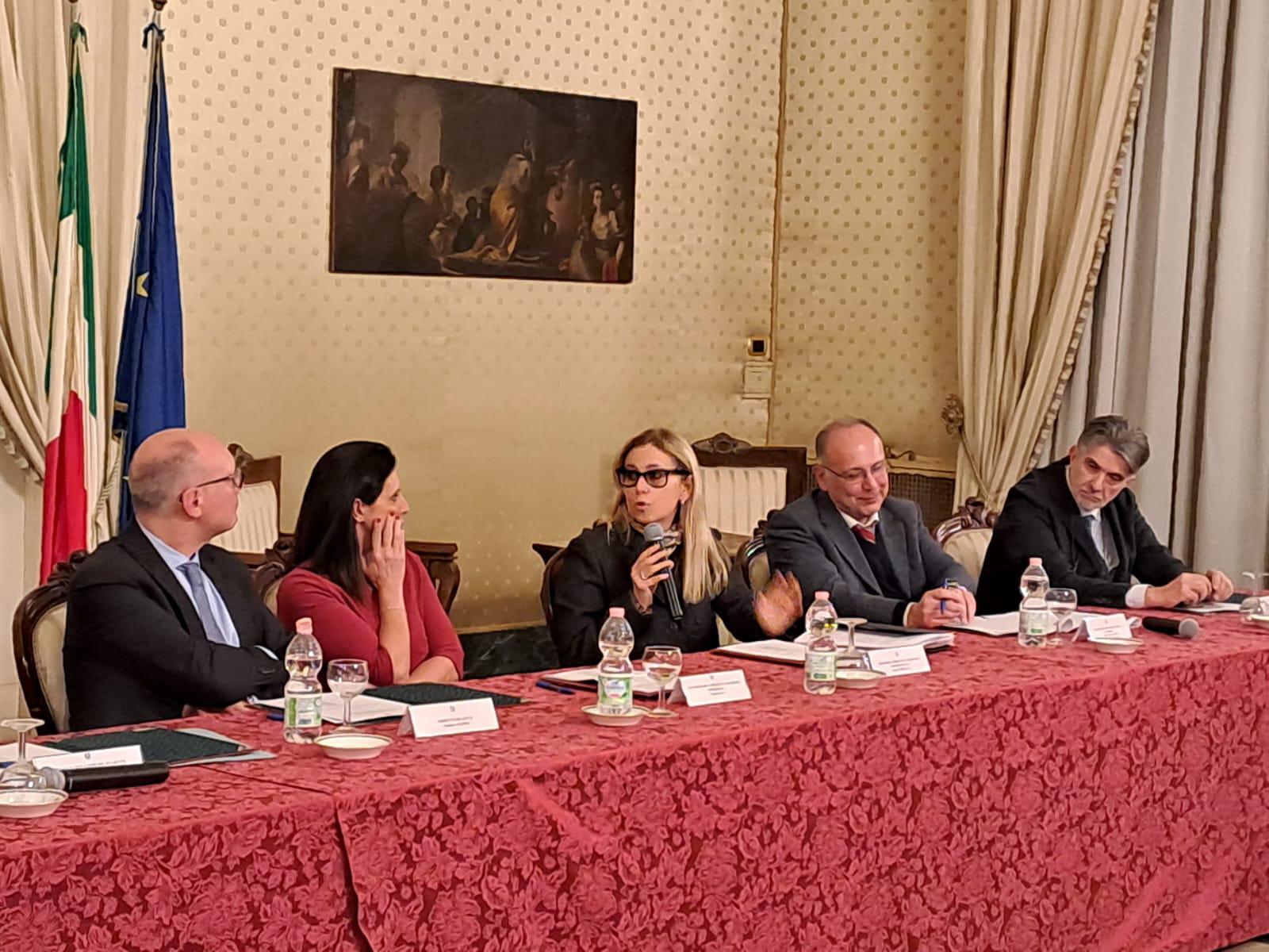 Galleria Contrasto all’abbandono dei rifiuti, l’assessora Triggiani sottoscrive a Lecce un protocollo d’intesa alla presenza della vice ministra all’Ambiente Vannia Gava - Diapositiva 1 di 3